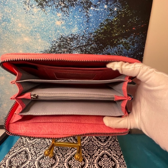 Tory Burch Pink Pebbled Leather Clutch Wallet with Logo Medallion and strap EUC - Picture 8 of 11